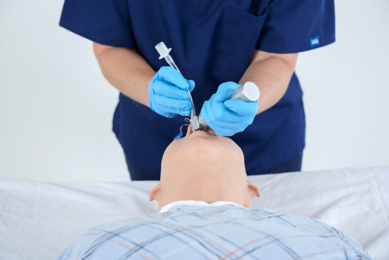 Um manequim completo para treinamento de intubação, ventilação, sucção, RCP e manejo de vias aéreas. Possui anatomia realista, suporta vários métodos de intubação e dispositivos de via aérea, permitindo prática de sucção, inflação de cuff e manobra de Sellick com simulação precisa da traqueia e esôfago.